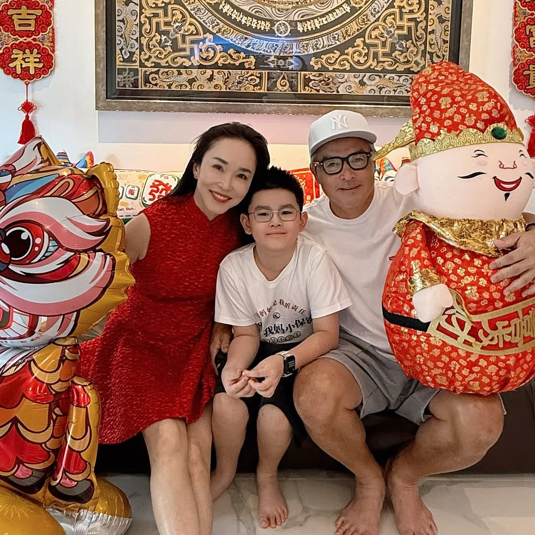 Gia đình Phạm Văn Phương và Lý Minh Thuận quây quần bên nhau đón Tết Ất Tỵ. "Ngày đầu tiên của năm mới, chúng tôi ở đây để chúc mừng. Chúc bạn một năm rắn tốt lành, chúc bạn linh hoạt như rắn, nắm bắt mọi cơ hội và những ước nguyện của bạn đều trở thành hiện thực, hạnh phúc luôn ở đó", nàng Hằng Nga chia sẻ.