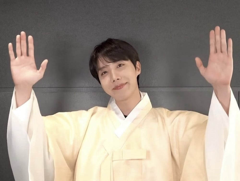 Jin và J-Hope đại diện BTS chúc mừng năm mới Army. Jin và J-Hope đại diện BTS chúc mừng năm mới Army.