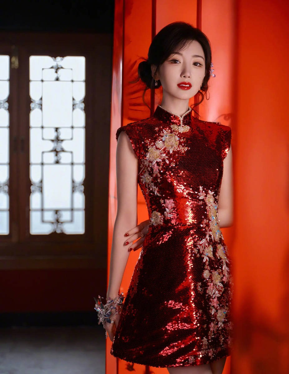 Mã Tư Thuần và Mao Hiểu Đồng lựa chọn trang phục tương đồng về màu sắc nhưng khác biệt về thần thái. Một bên dịu dàng, đáng yêu, bên còn lại cổ điển, quyến rũ.