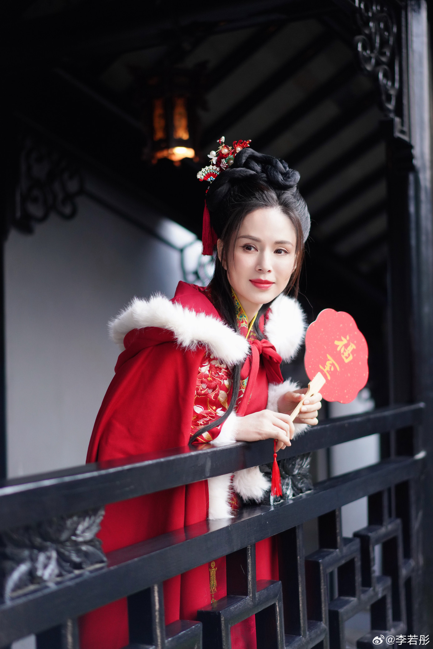 Lý Nhược Đồng hóa mỹ nhân cổ trang vào ngày đầu năm Ất Tỵ 2025. Trong sắc đỏ, cô khiến cư dân mạng xuýt xoa trước vẻ đẹp thách thức thời gian ở tuổi 59. Cô gửi đến người hâm mộ thông điệp ngắn gọn: "Chúc mừng năm mới".