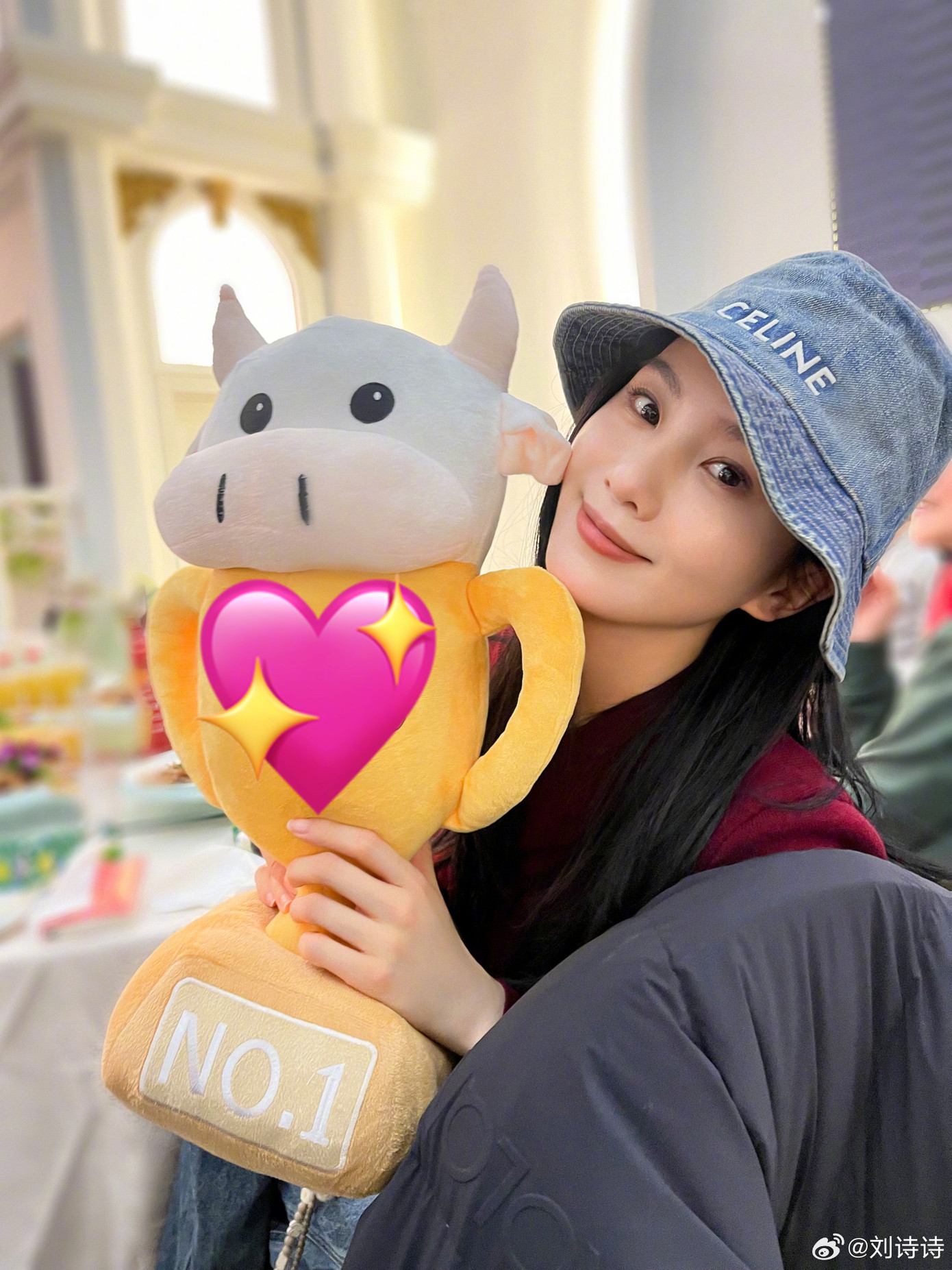 Tối 29 Tết (28/1), Lưu Thi Thi cập nhật trang cá nhân với dòng trạng thái: "Tết Nguyên đán rồi. Chúc mọi người năm mới bình an và hạnh phúc".