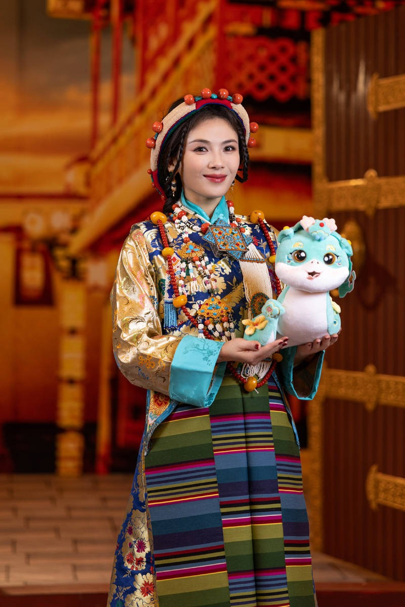 Lưu Đào ấn tượng với bộ trang phục dân tộc đậm chất truyền thống. Lý Vũ Kỳ lại chọn trang phục cách điệu từ xường xám.