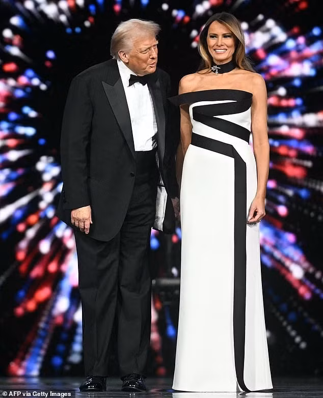 Bà Melania Trump mặc thiết kế của nhà tạo mẫu riêng trong vũ hội nhậm chức. Ảnh: Getty Images/X.