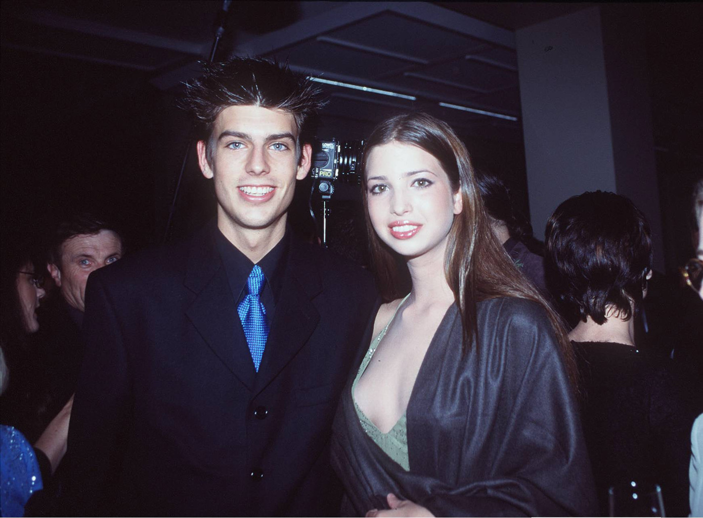 Ivanka chụp ảnh cùng Angus Kennett, con trai cựu Thủ hiến bang Victoria (Australia) Jeff Kennett, tại Tuần lễ thời trang Australia vào ngày 10/5/1999 ở Sydney, Australia. Thời điểm này, hai rich kid đều là những người mẫu được chú ý. Ảnh: Getty Images.