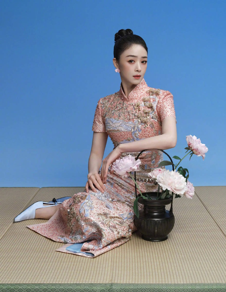 Tưởng Hân chọn xường xám cổ điển, còn Kim Thần có phần &quot;cưa sừng làm nghé&quot;.