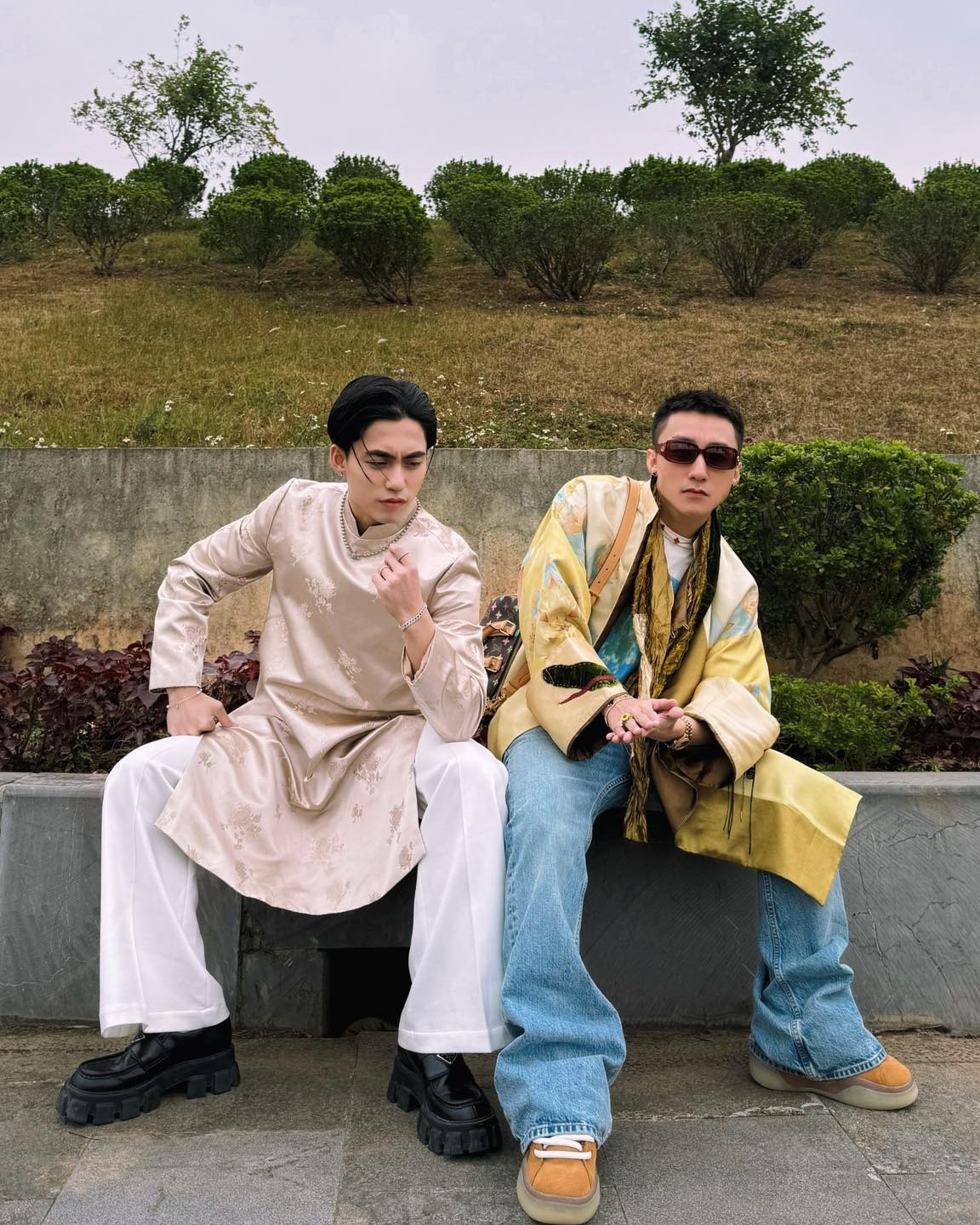 Là cặp anh em nổi tiếng hàng đầu showbiz Việt, Sơn Tùng và Mono ít khi chụp ảnh với nhau. Người hâm mộ chỉ thỉnh thoảng thấy họ đứng chung khung hình vào những dịp như gia đình đoàn tụ vào Tết Nguyên đán. Cư dân mạng thích thú trước khoảnh khắc nhí nhố bên nhau của hai nam ca sĩ.