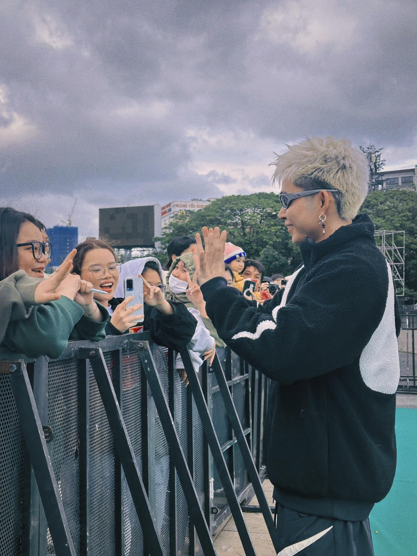 Ngày 28 Tết, Jun Phạm vẫn bận rộn với lịch trình biểu diễn. Anh được khán giả Quy Nhơn chào đón nhiệt tình.