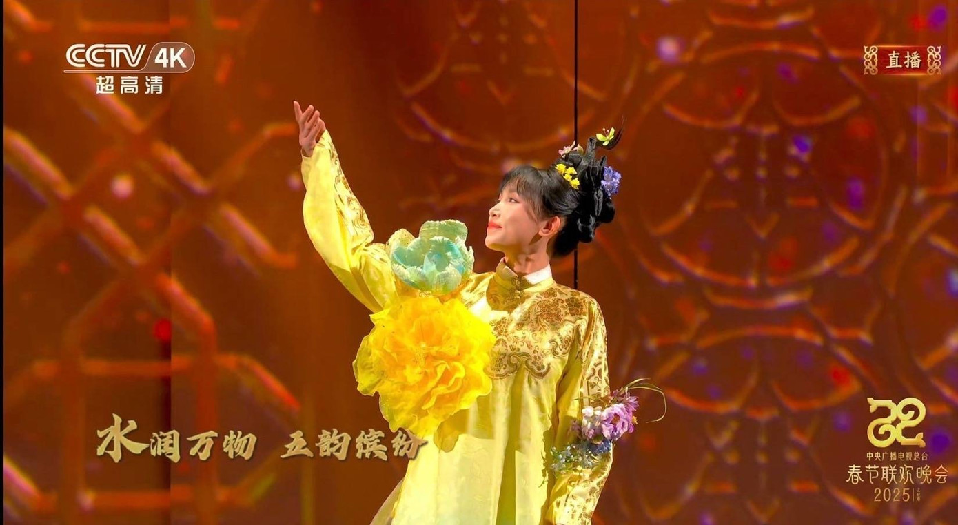 Lý Tử Thất cũng góp mặt tại sự kiện mừng xuân năm nay của CCTV. Cô biểu diễn với trang phục cổ trang, thêm hiệu ứng cánh bướm sau lưng càng làm tăng vẻ phiêu dật, thoát tục.