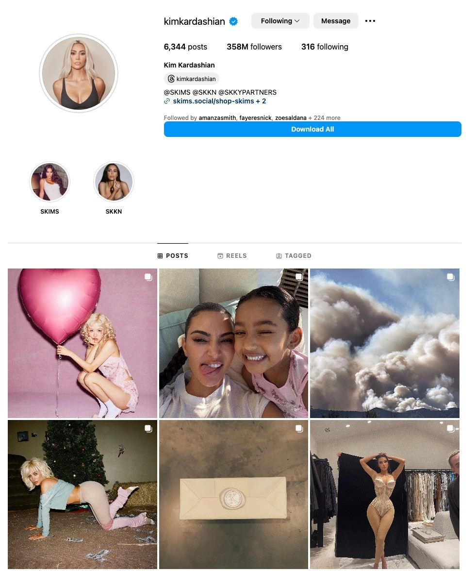 Gần 150.000 người hủy theo dõi Kim sau khi cô đăng ảnh bà Melania. Gần 150.000 người hủy theo dõi Kim sau khi cô đăng ảnh bà Melania.