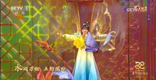 Lý Tử Thất cũng góp mặt tại sự kiện mừng xuân năm nay của CCTV. Cô biểu diễn với trang phục cổ trang, thêm hiệu ứng cánh bướm sau lưng càng làm tăng vẻ phiêu dật, thoát tục.