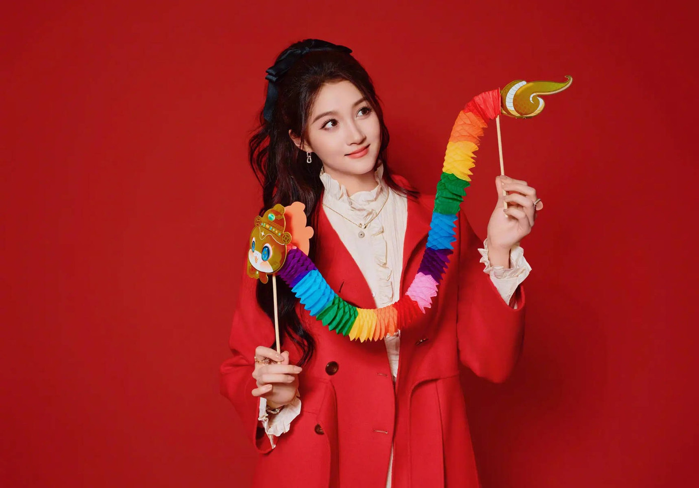 Trước đó, nhiều mỹ nhân đăng ảnh hé lộ diện mạo tại đêm hội mùa xuân. Quan Hiểu Đồng mặc trang phục không mấy ấn tượng, nhưng đổi lại ghi điểm với khuôn mặt xinh đẹp.