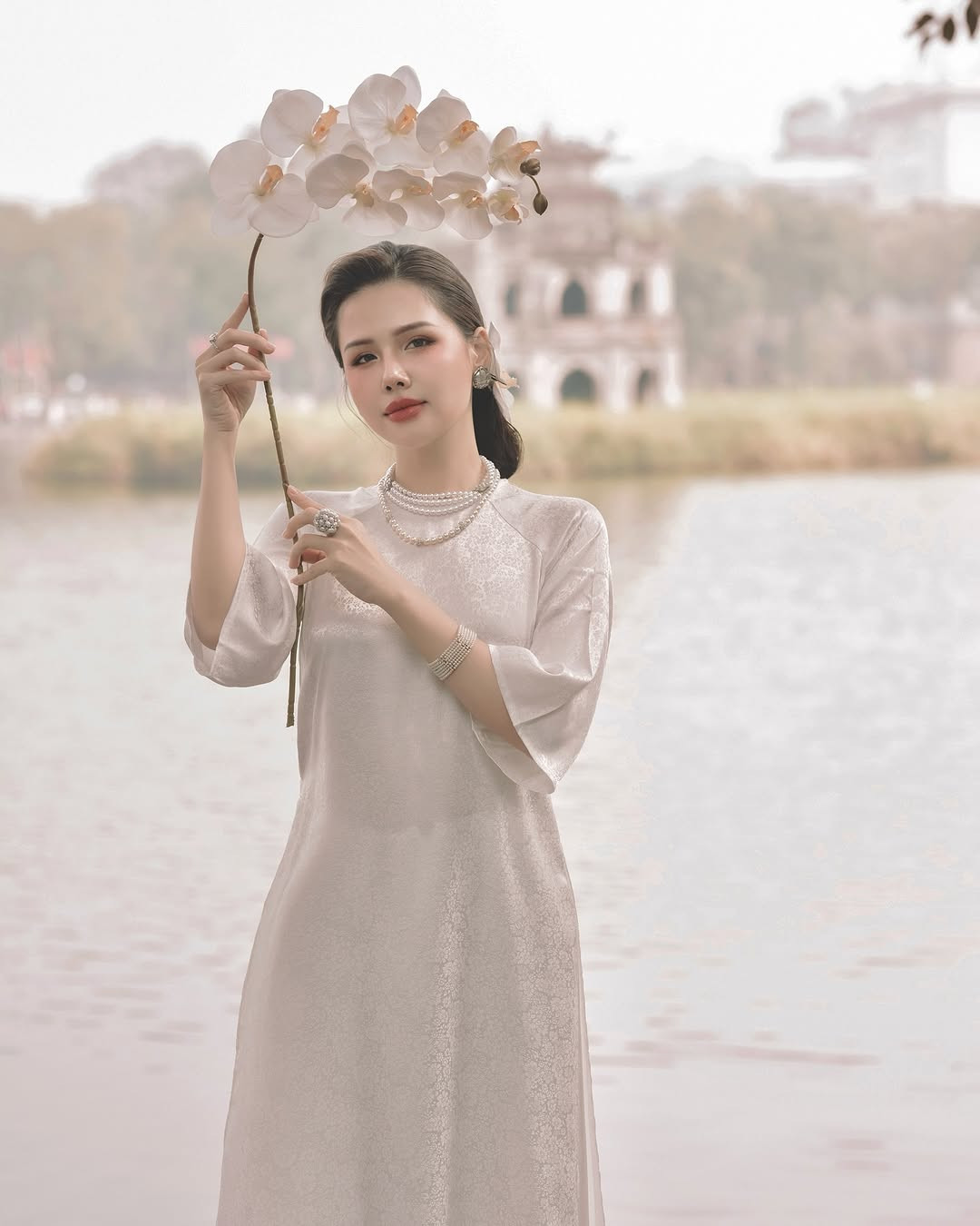 Nữ diễn viên Lê Phương Anh tung bộ ảnh đầy chất thơ với áo dài bên Hồ Gươm lên Instagram. Người đẹp sinh năm 1990 chia sẻ đây là lần đầu chụp ảnh với Tháp Rùa. Cô còn khám phá ra địa điểm chụp ảnh năm tiếp theo là tại nhà thờ họ ở quê.