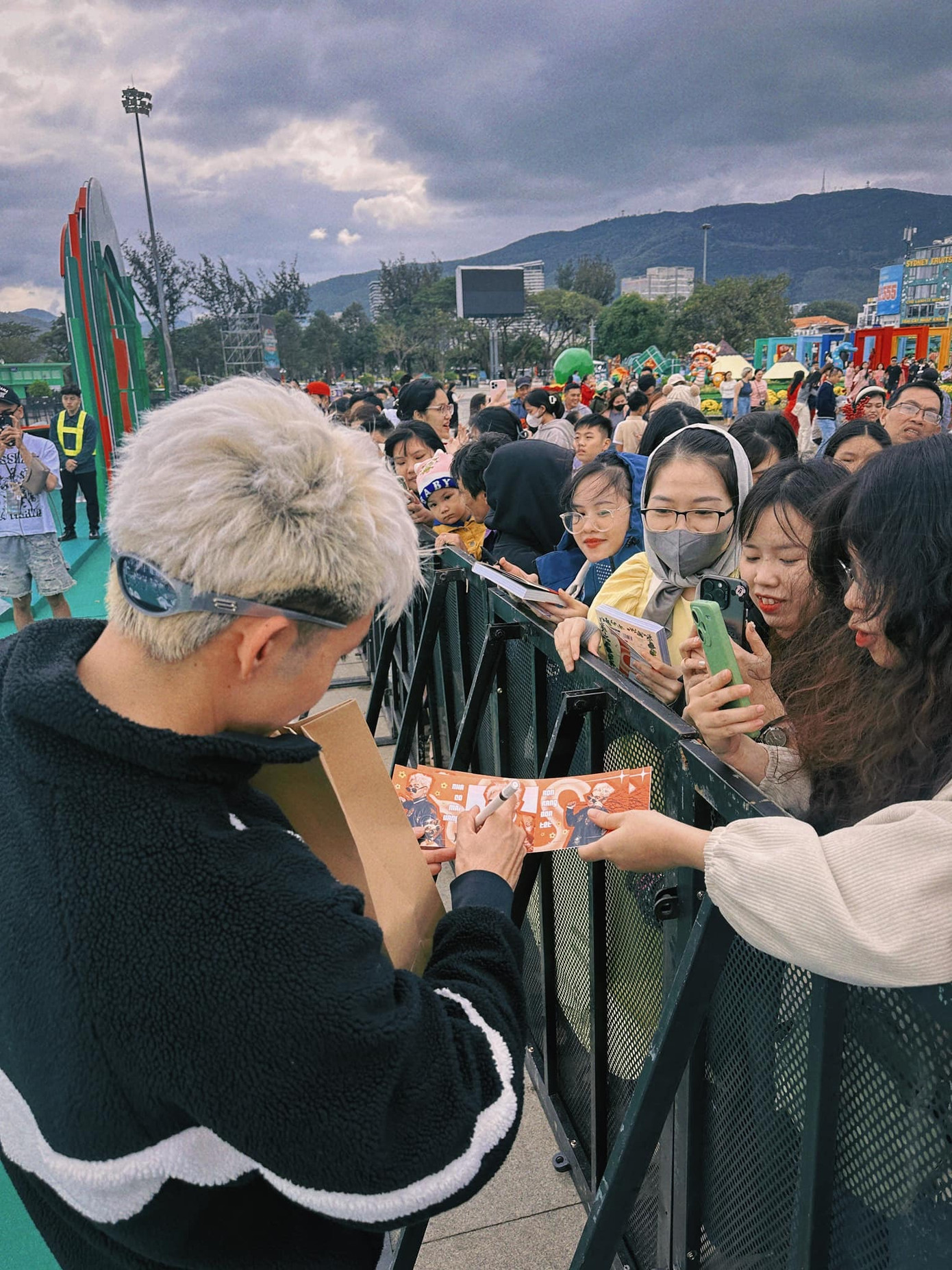 Ngày 28 Tết, Jun Phạm vẫn bận rộn với lịch trình biểu diễn. Anh được khán giả Quy Nhơn chào đón nhiệt tình.