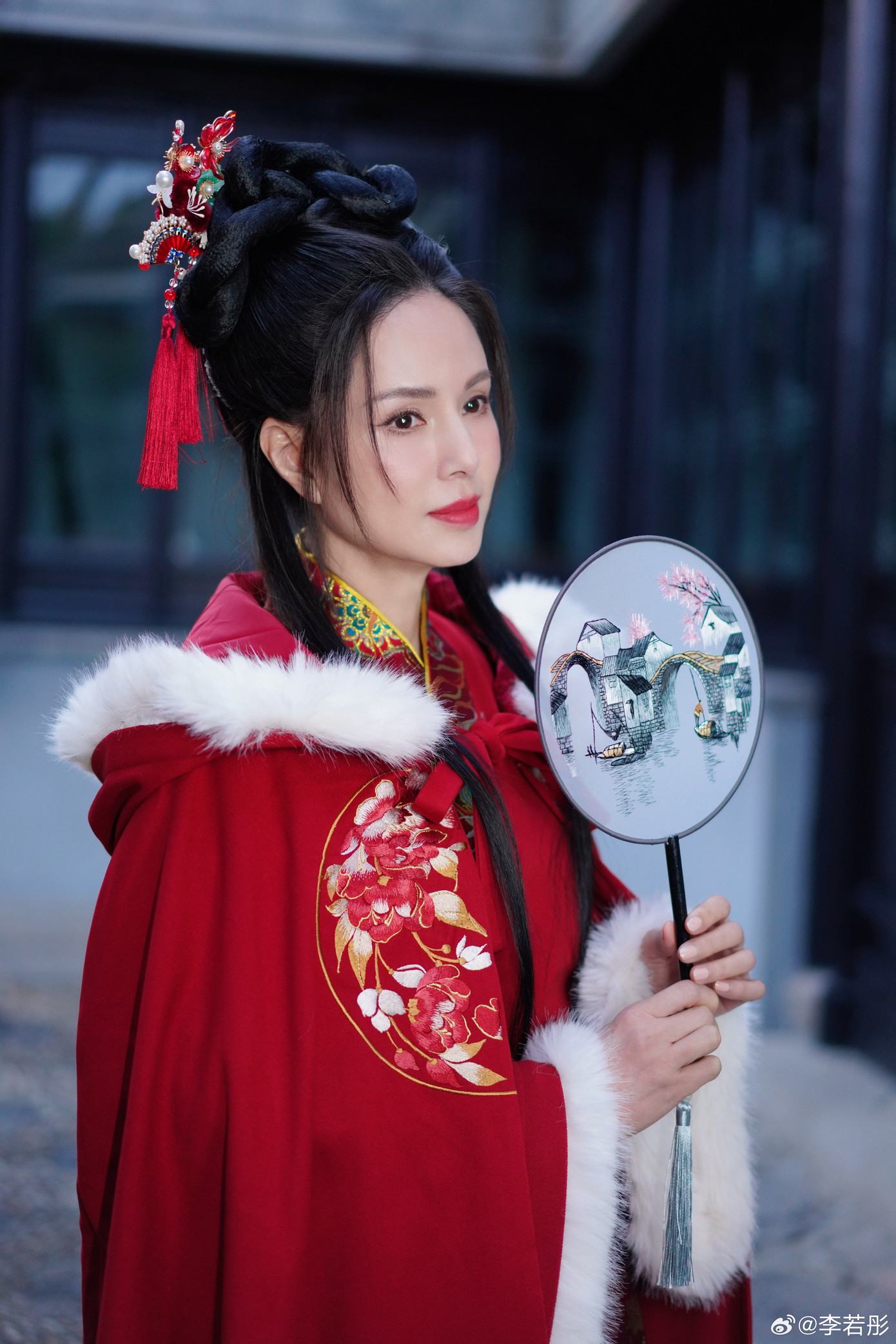 Lý Nhược Đồng hóa mỹ nhân cổ trang vào ngày đầu năm Ất Tỵ 2025. Trong sắc đỏ, cô khiến cư dân mạng xuýt xoa trước vẻ đẹp thách thức thời gian ở tuổi 59. Cô gửi đến người hâm mộ thông điệp ngắn gọn: "Chúc mừng năm mới".