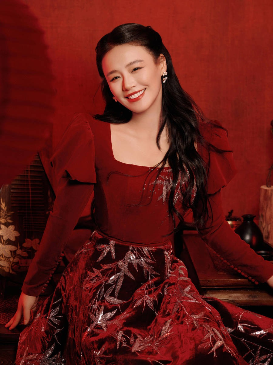 Mã Tư Thuần và Mao Hiểu Đồng lựa chọn trang phục tương đồng về màu sắc nhưng khác biệt về thần thái. Một bên dịu dàng, đáng yêu, bên còn lại cổ điển, quyến rũ.