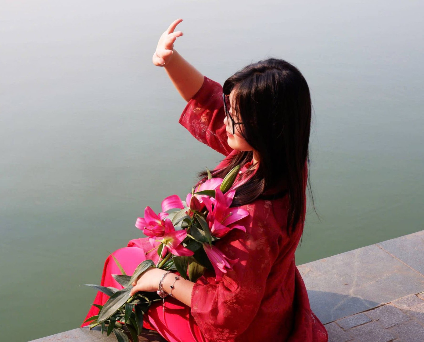 Ngày cuối tuần mùa đông nắng đẹp, thích hợp cho các cô gái khoe sắc với tà áo dài truyền thống. Ảnh: Tú Oanh.