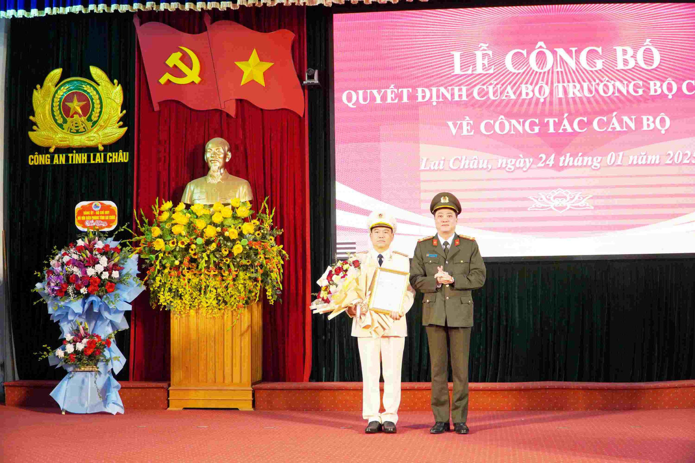 Thừa ủy quyền của đồng chí Bộ trưởng Bộ Công an, Đại tá Nguyễn Viết Giang, Giám đốc Công an tỉnh Lai Châu, trao Quyết định cho đồng chí Giàng A Tằng. Ảnh: Báo Lai Châu. Thừa ủy quyền của đồng chí Bộ trưởng Bộ Công an, Đại tá Nguyễn Viết Giang, Giám đốc Công an tỉnh Lai Châu, trao Quyết định cho đồng chí Giàng A Tằng. Ảnh: Báo Lai Châu.