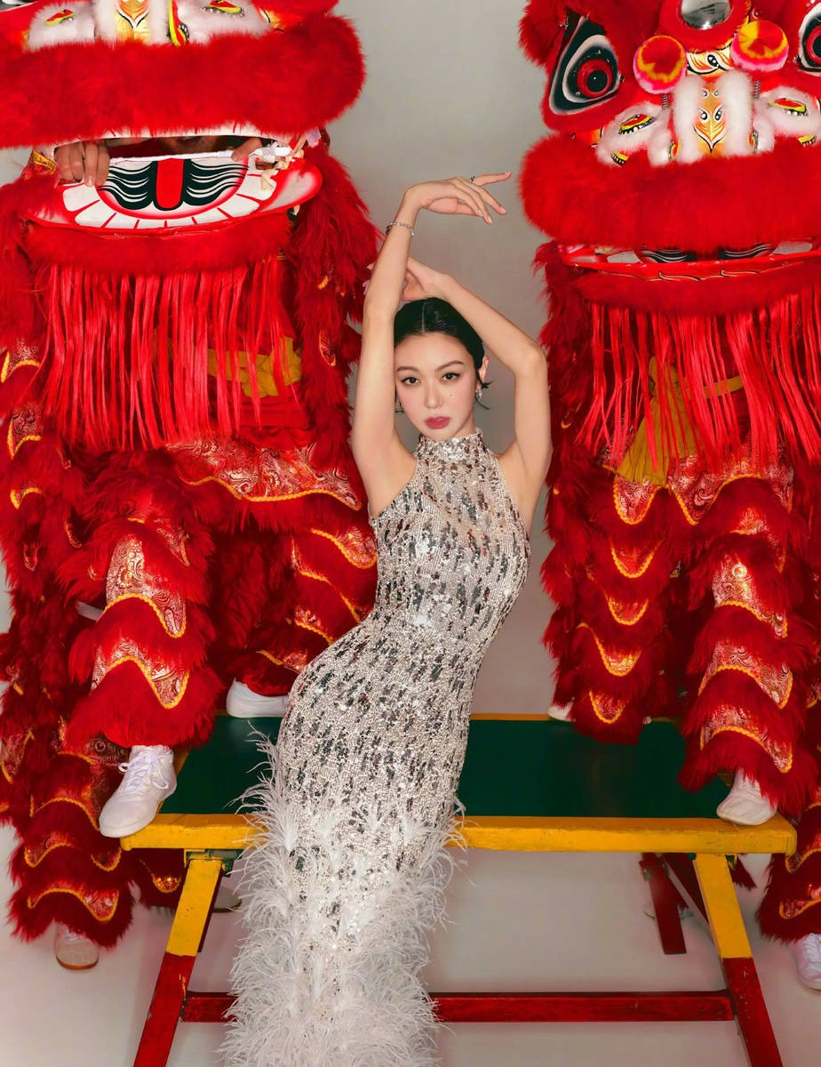 Chiếc váy rộng thùng thình của Lâm Duẫn không được khán giả yêu thích vì dìm dáng. Ngược lại, chiếc váy không tay ôm sát giúp Tiết Khải Kỳ khoe được đường cong gợi cảm.