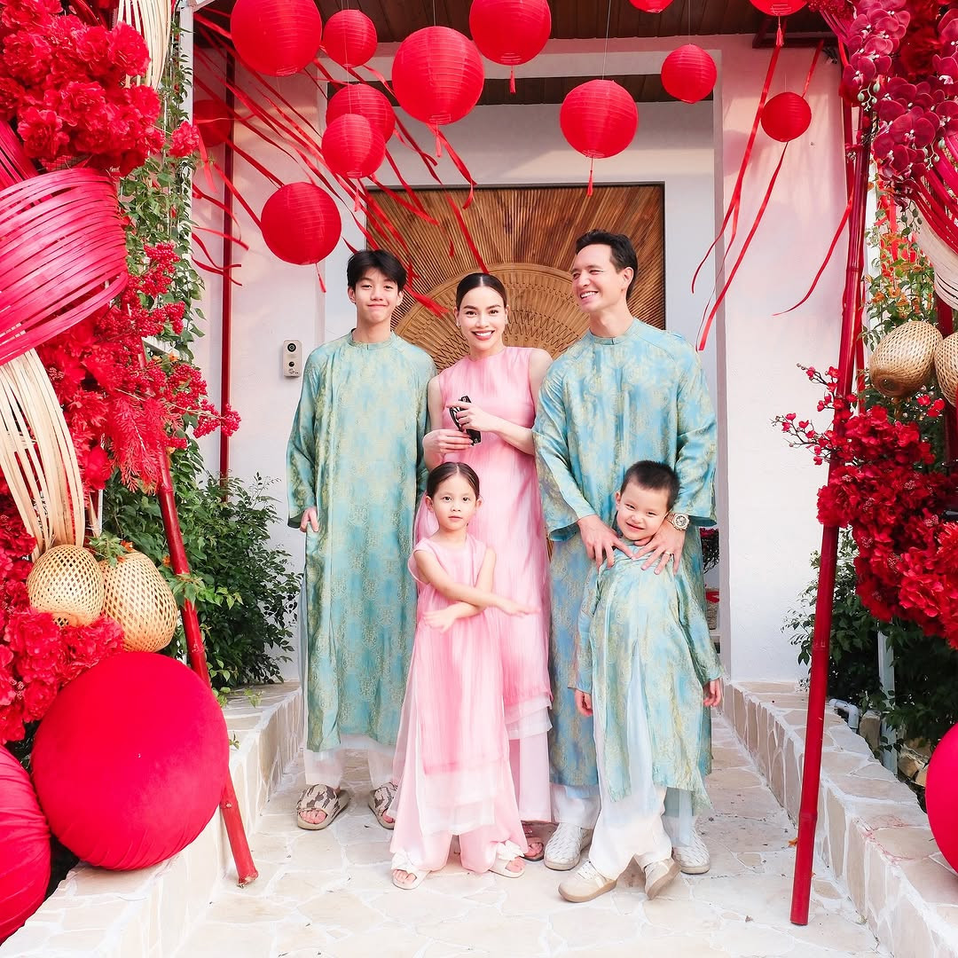 Hồ Ngọc Hà rạng rỡ bên chồng Kim Lý và 3 con. Subeo ở tuổi 15 đã cao hơn mẹ. Trước đó, trong bức ảnh gia đình do Đàm Thu Trang chia sẻ, Subeo trở thành người cao nhất trong gia đình Cường Đô La.