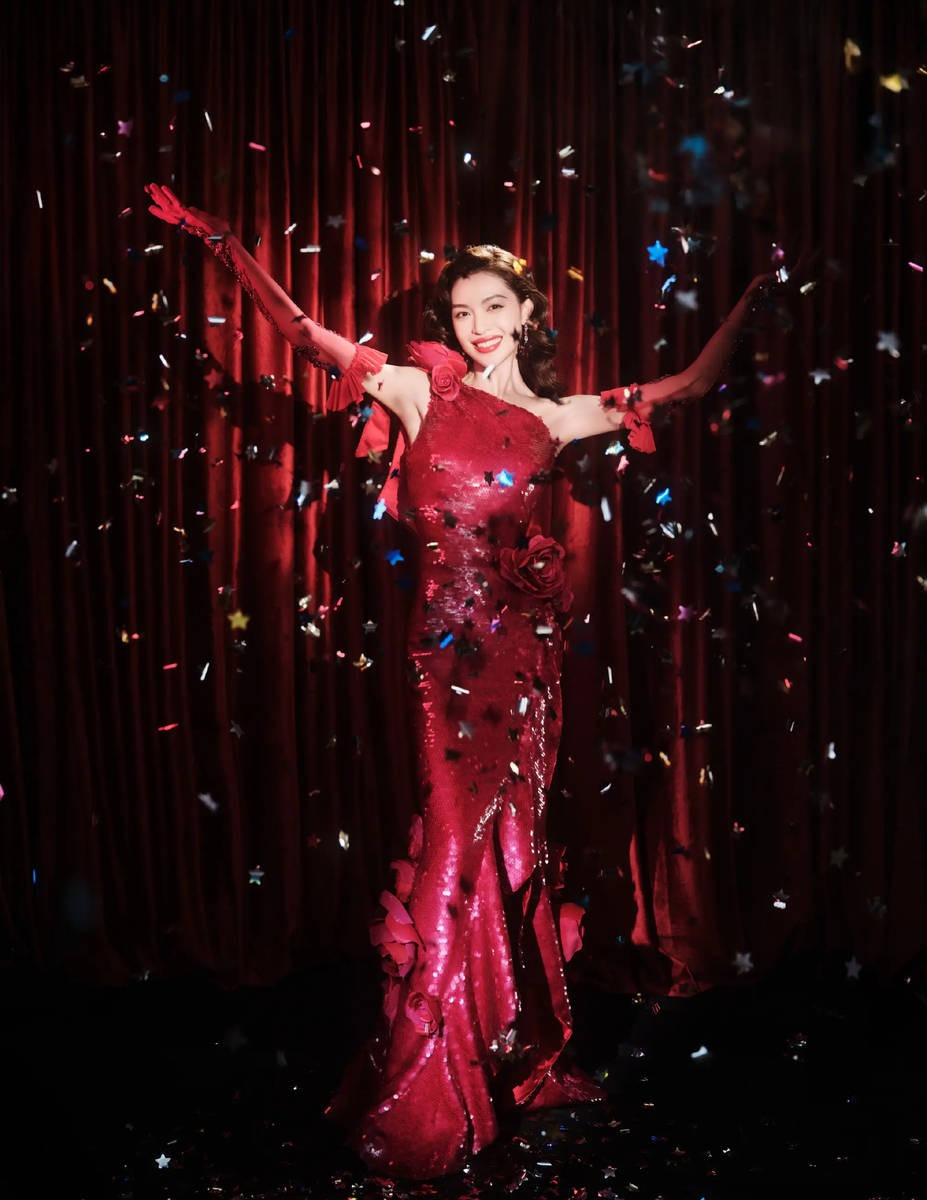 Bạch Lộc và Chung Sở Hi đều xuất hiện trong trang phục màu đỏ năm mới. Một bên ngọt ngào, dễ thương. Bên còn lại trưởng thành, trông như mỹ nhân Hollywood cổ điển.