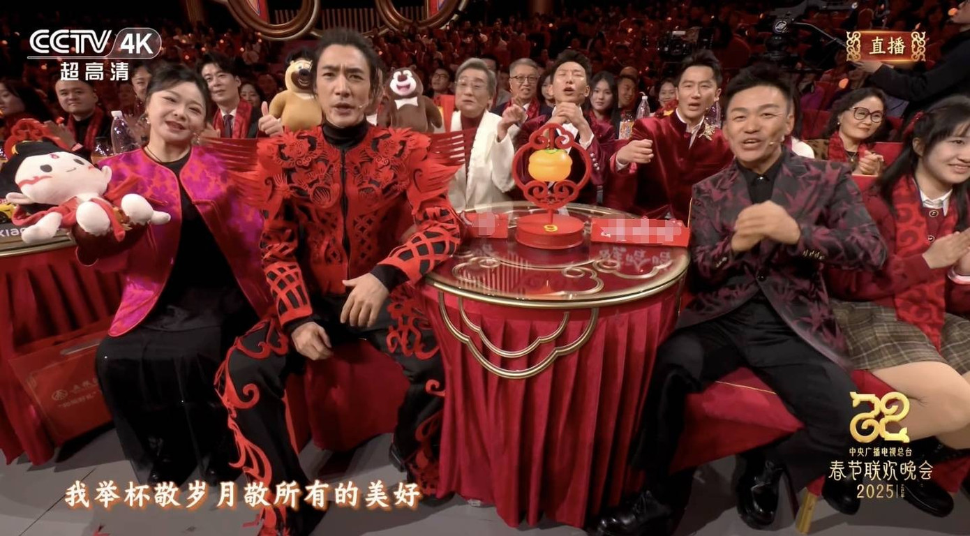 Các nghệ sĩ, khách mời chúc tụng và nói lời tốt đẹp vào khoảnh khắc giao thoa giữa năm mới và cũ.