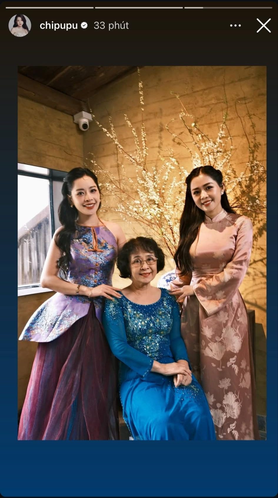 Như hầu hết mọi người, gia đình là điều mà Chi Pu muốn tôn vinh vào Mùng 1 Tết. Cô đăng ảnh bên mẹ và các chị em gái lên trang cá nhân, kèm lời nhắn nhủ người hâm mộ: &quot;Chúc cả nhà một năm mới mọi điều bình an&quot;.