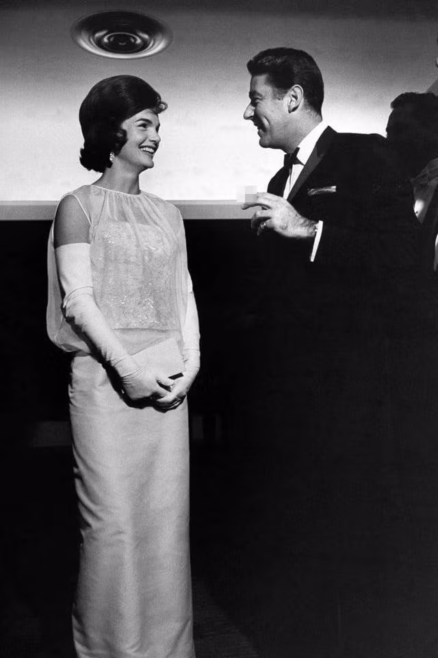 Váy của bà Melania năm 2017 lấy cảm hứng từ thiết kế mà Jackie mặc năm 1961. Ảnh: Getty Images.