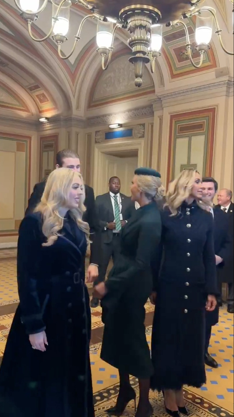 Barron Trump trêu chọc chị gái và chị dâu. Ảnh cắt từ clip.