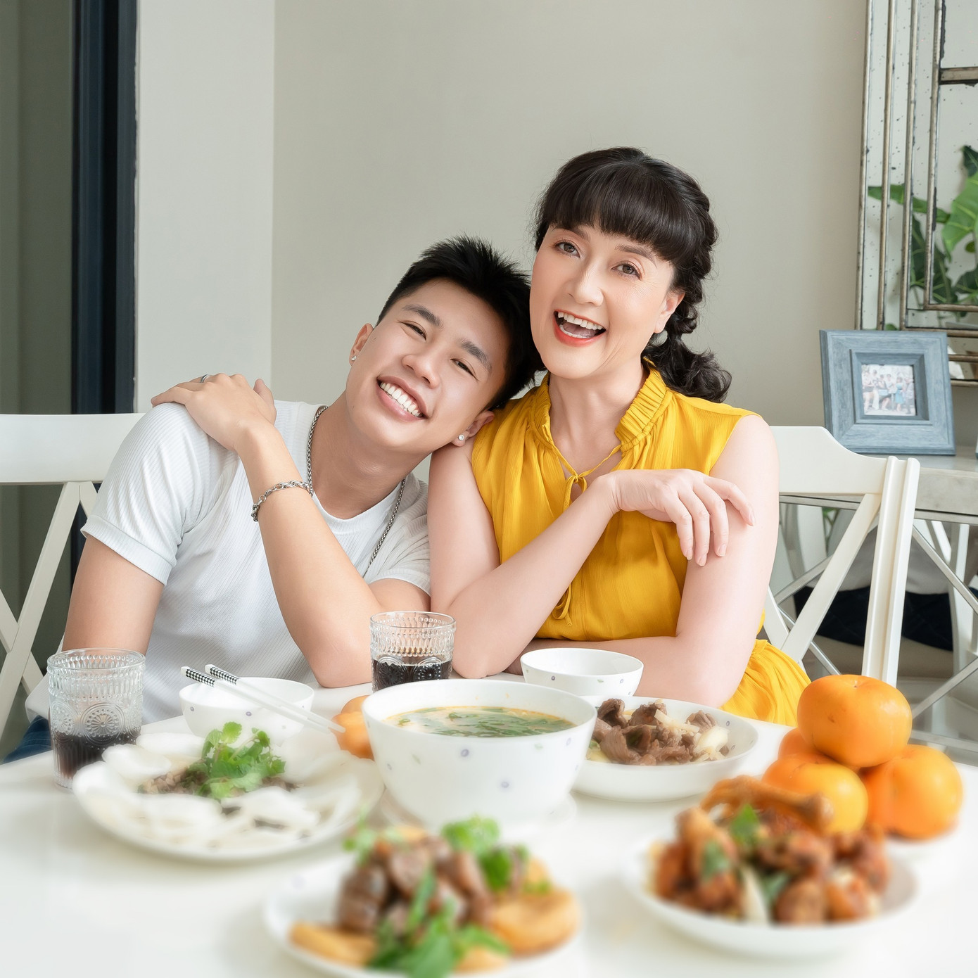 Vân Dung cùng con trai, nam diễn viên Long Vũ, bên mâm cơm ngày Tết. Táo Y tế chúc: &quot;Mùng 1 chúc bạn bình an. Vui vẻ hạnh phúc xua tan muộn phiền. Kinh doanh lộc phát nhiều tiền. Lung linh, xinh đẹp, ngoan hiền, dễ thương&quot;.