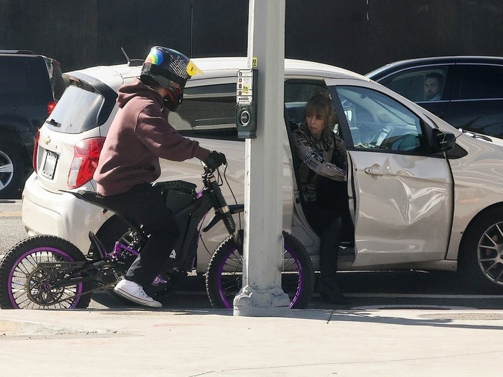 Pax Thiên làm móp cửa xe ô tô của một cặp đôi trung niên. Ảnh: TMZ. Pax Thiên làm móp cửa xe ô tô của một cặp đôi trung niên. Ảnh: TMZ.