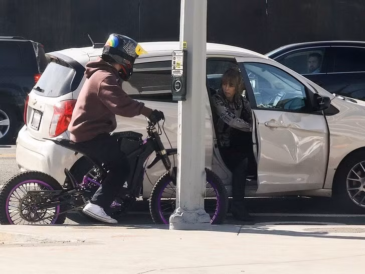 Pax Thiên làm móp cửa xe ô tô của một cặp đôi trung niên. Ảnh: TMZ.