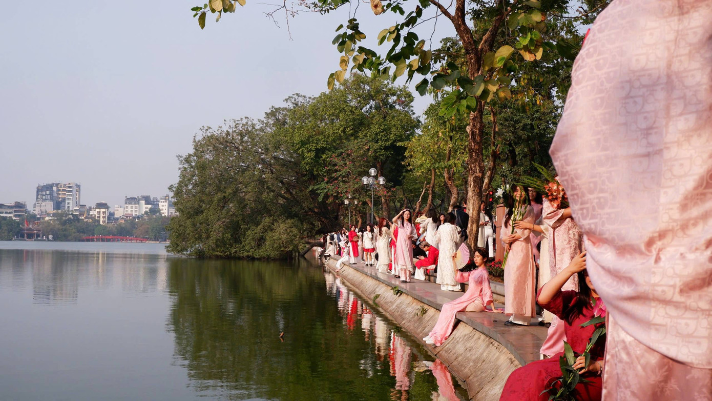 Dọc bờ Hồ Gươm chật kín người chụp ảnh áo dài cho dịp Tết Nguyên đán. Ảnh: Tú Oanh.