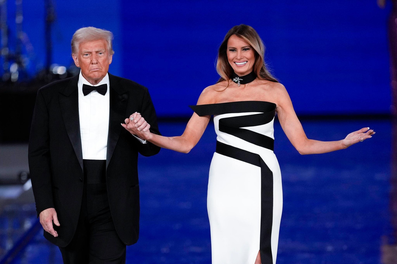 Bà Melania muốn tri ân nhà thiết kế trang sức Harry Winston qua chi tiết trâm cài hoa gắn trên vòng cổ. Ảnh: AP.