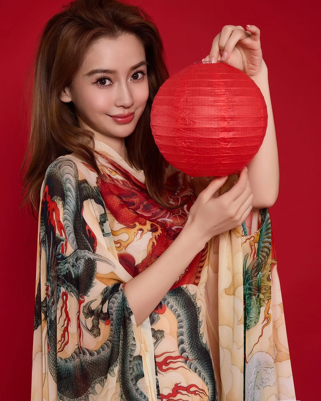 Angelababy xuất hiện trong bộ váy họa tiết rồng rắn gửi lời chúc tốt lành đến người hâm mộ. Dù danh tiếng không còn được như xưa, nhan sắc vợ cũ Huỳnh Hiểu Minh vẫn khiến nhiều cư dân mạng xiêu lòng. Sau nhiều tháng bị cấm sóng do xem show Lisa, Angelababy cuối cùng cũng được trở lại với Tương tư lệnh. Tuy nhiên, bộ phim cổ trang không nhận được phản hồi tích cực từ khán giả, ngược lại còn bị chê bai thậm tệ.