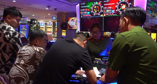 Công an TPHCM bắt quả tang đánh bạc tại khách sạn Ramana. Ảnh: NLĐ. Công an TPHCM bắt quả tang đánh bạc tại khách sạn Ramana. Ảnh: NLĐ.