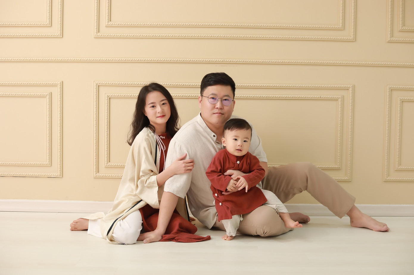 Bộ áo dài chỉ mặc một lần để chụp ảnh của Lâm Anh và con trai. Ảnh: FBNV. Bộ áo dài chỉ mặc một lần để chụp ảnh của Lâm Anh và con trai. Ảnh: FBNV.