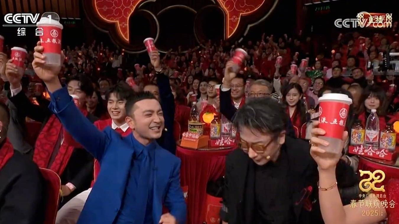 Các nghệ sĩ, khách mời chúc tụng và nói lời tốt đẹp vào khoảnh khắc giao thoa giữa năm mới và cũ.