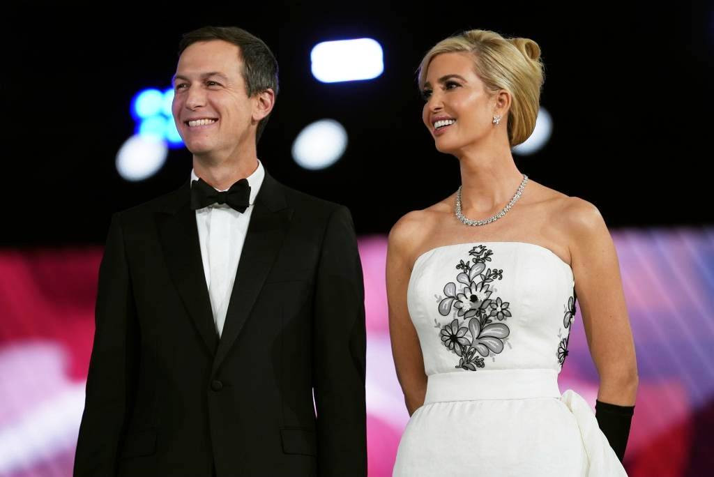 Ivanka Trump cùng chồng tham dự vũ hội nhậm chức vào tối 20/1. Ảnh: AP. Ivanka Trump cùng chồng tham dự vũ hội nhậm chức vào tối 20/1. Ảnh: AP.