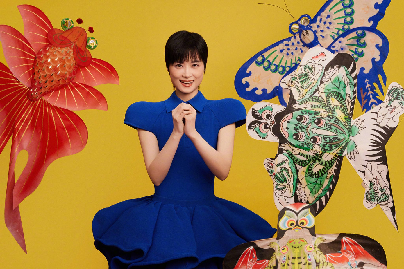 Lý Vũ Xuân đầy cá tính với mái tóc ngắn và chiếc váy xanh dương có thiết kế lạ mắt.