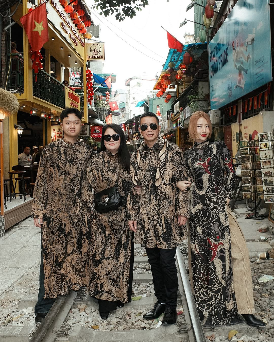 Đến hẹn lại lên, Quỳnh Anh Shyn tiếp tục gây ấn tượng với bộ ảnh gia đình vừa ngầu, vừa dễ thương. Họ chọn phố cà phê đường tàu ở Hà Nội để ghi lại những khoảnh khắc bên nhau vào ngày đầu xuân năm mới.