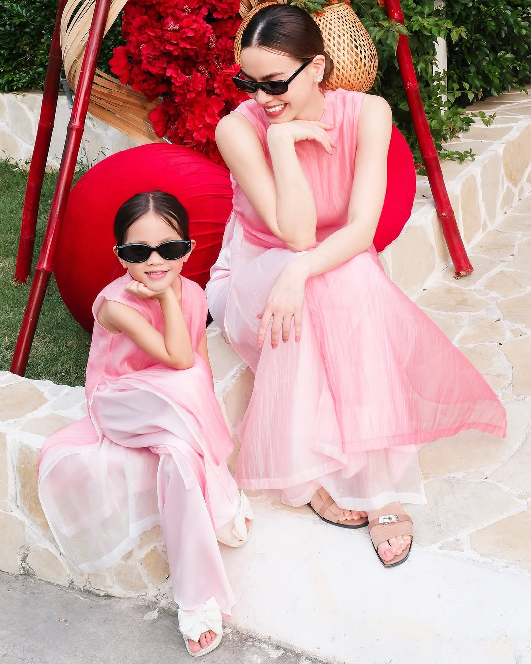 Ngày 27/1 (tức 28 Tết), Hồ Ngọc Hà chia sẻ lên Instagram cá nhân ảnh mặc áo dài đôi với con gái Lisa. Trong ảnh, cô bé 5 tuổi cho thấy thần thái không kém cạnh người mẹ nổi tiếng. Nhiều cư dân mạng thích thú trước vẻ dễ thương và điệu đà của &quot;tiểu công chúa&quot; nhà Hà Hồ và Kim Lý.