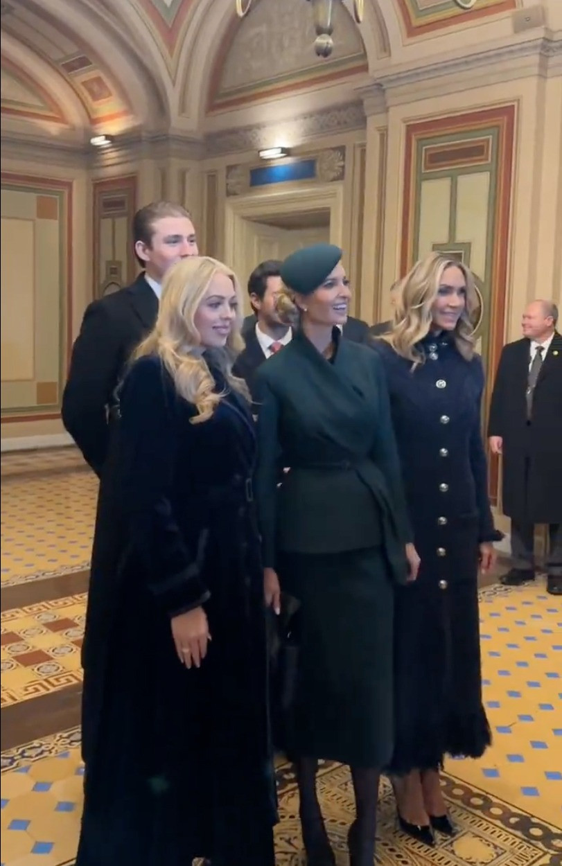 Barron Trump trêu chọc chị gái và chị dâu. Ảnh cắt từ clip.