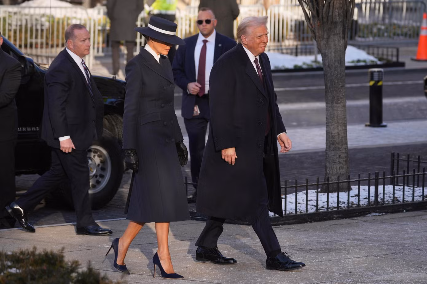 Bà Melania thanh lịch và đẳng cấp khi sánh đôi cùng chồng tại lễ nhậm chức Tổng thống Mỹ. Ảnh: AP.