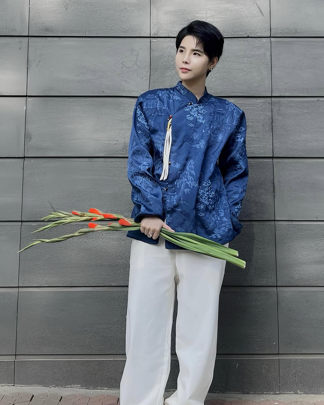 Vũ Cát Tường mặc trang phục cách điệu từ áo dài truyền thống. Cô gửi lời chúc đầu năm: &quot;Chúc mừng năm mới! Vạn sự cát tường!&quot;.