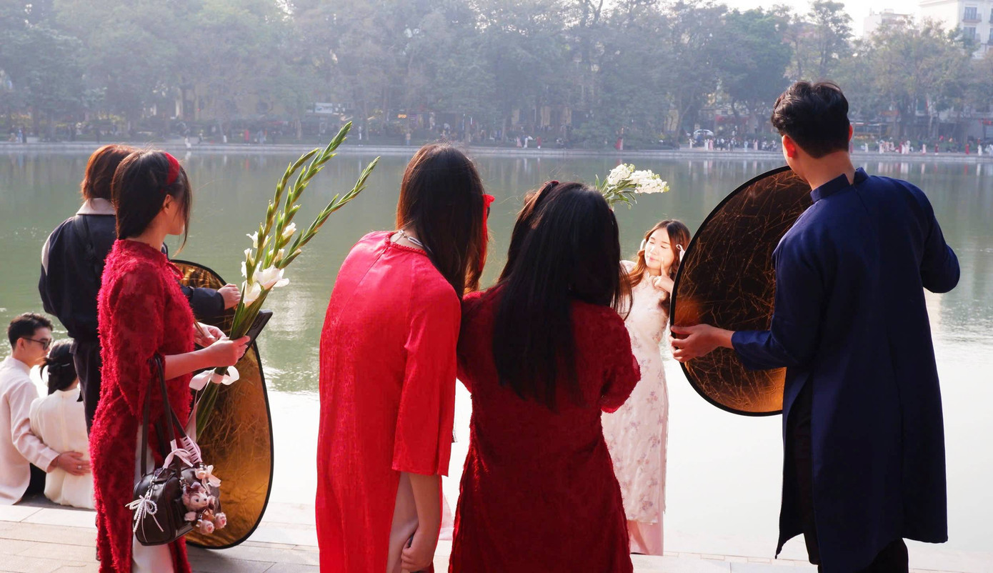 Nhiều bạn trẻ không mặc lại áo dài lần hai. Ảnh: Tú Oanh. Nhiều bạn trẻ không mặc lại áo dài lần hai. Ảnh: Tú Oanh.