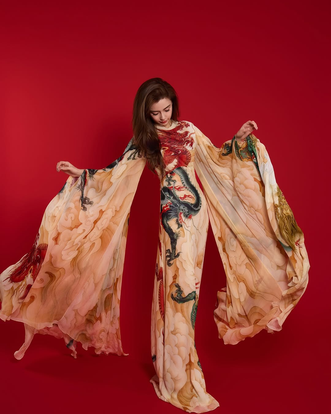 Angelababy xuất hiện trong bộ váy họa tiết rồng rắn gửi lời chúc tốt lành đến người hâm mộ. Dù danh tiếng không còn được như xưa, nhan sắc vợ cũ Huỳnh Hiểu Minh vẫn khiến nhiều cư dân mạng xiêu lòng. Sau nhiều tháng bị cấm sóng do xem show Lisa, Angelababy cuối cùng cũng được trở lại với Tương tư lệnh. Tuy nhiên, bộ phim cổ trang không nhận được phản hồi tích cực từ khán giả, ngược lại còn bị chê bai thậm tệ.