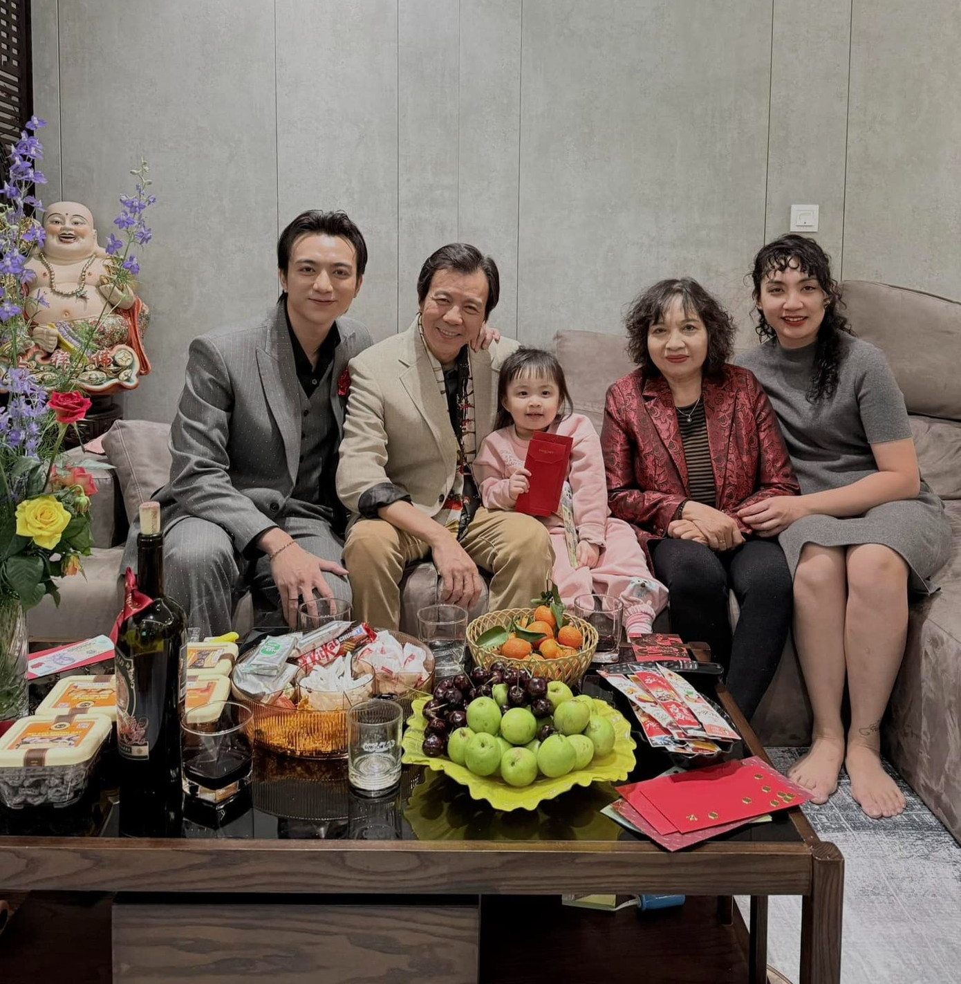 Soobin Hoàng Sơn cũng trải qua khoảnh khắc giao thừa bên gia đình. &quot;Giây phút mong chờ nhất năm, được đoàn tụ với gia đình sau một năm vất vả và miệt mài. Cảm ơn 2024 dành cho Soobin quá nhiều điều tuyệt vời và may mắn. Cảm ơn gia đình, những người anh em, bạn bè, các đối tác và các bạn fan luôn ở bên và sát cánh cùng Soobin trong năm vừa qua. Hy vọng 2025 là một năm đáng nhớ nữa. Cảm ơn vì đã đến, cảm ơn vì tất cả!&quot;, anh tài sinh năm 1992 chia sẻ.