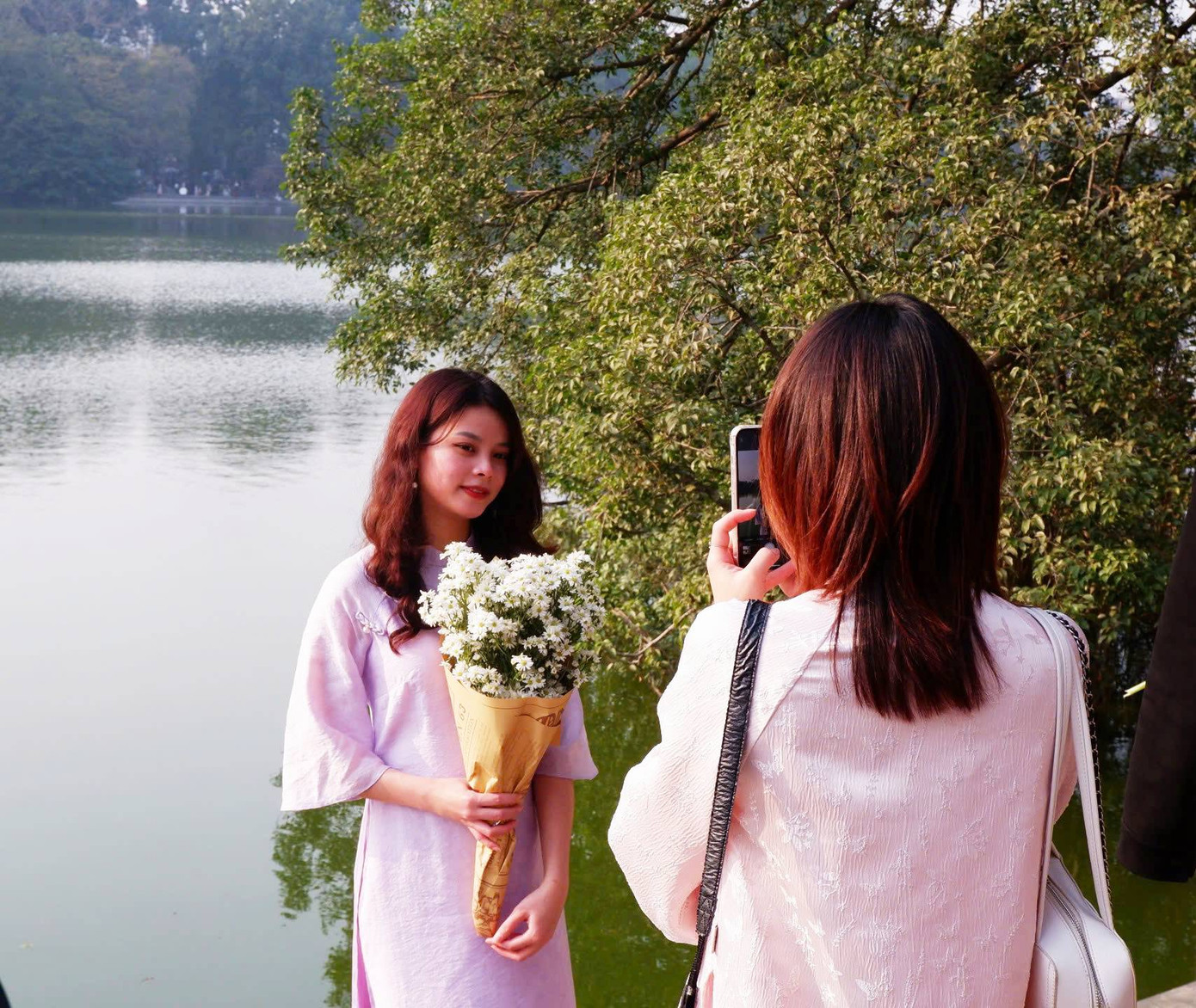 Ngày cuối tuần mùa đông nắng đẹp, thích hợp cho các cô gái khoe sắc với tà áo dài truyền thống. Ảnh: Tú Oanh.
