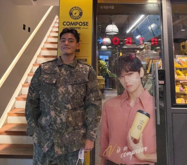 V đang trong quân ngũ vẫn tranh thủ gửi lời chúc mừng năm mới đến người hâm mộ. V đang trong quân ngũ vẫn tranh thủ gửi lời chúc mừng năm mới đến người hâm mộ.