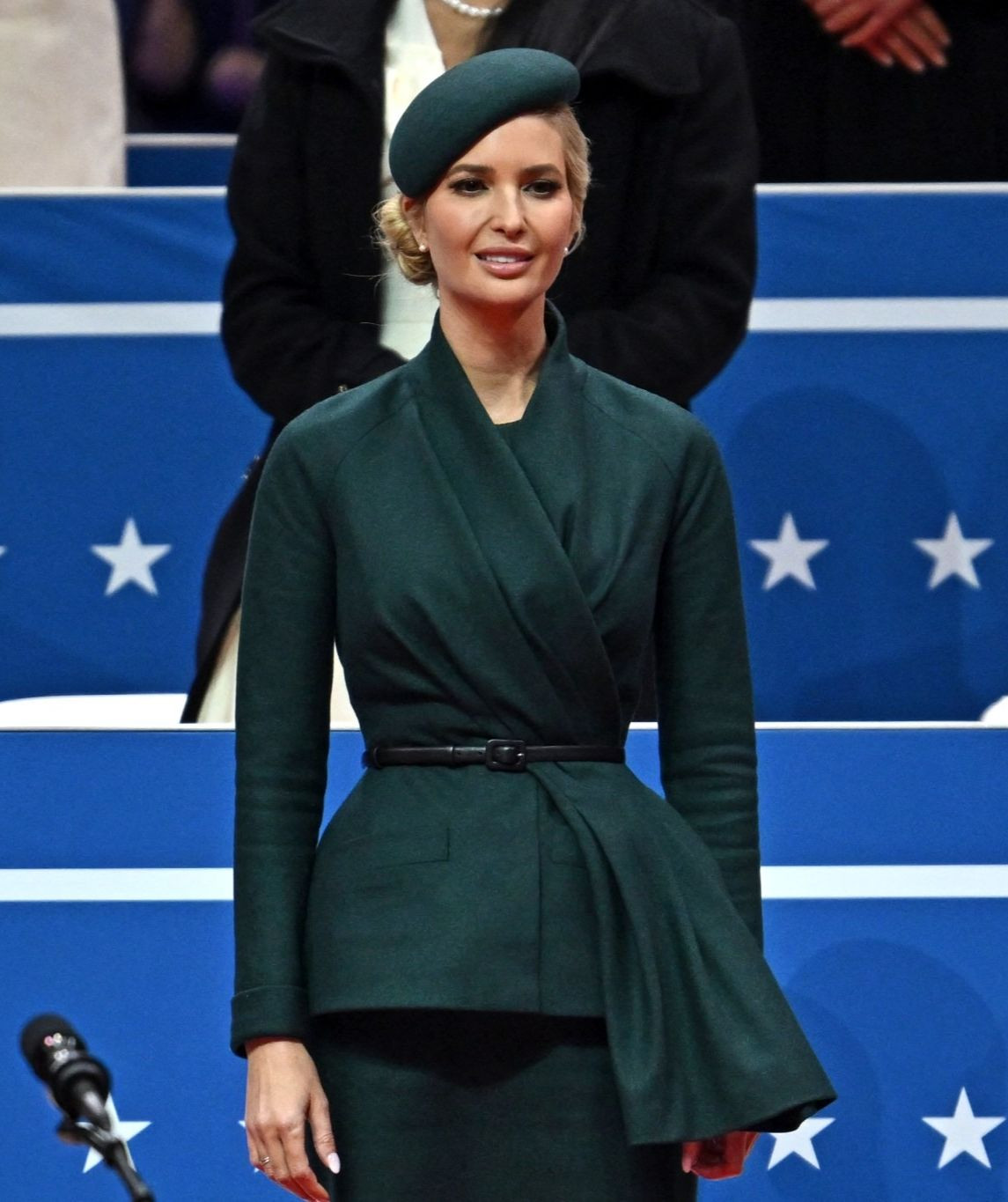 Ivanka lần thứ 2 dự lễ nhậm chức Tổng thống Mỹ của ông Trump. Cô được khen ngợi với phong cách thời trang thanh lịch, tinh tế. Người đẹp nhiều lần khẳng định vẫn tiếp tục ủng hộ cha với tư cách con gái, cho ông chỗ dựa về mặt tinh thần, nhưng không quay trở lại Nhà Trắng làm việc nữa vì cô ghét chính trị. Ảnh: Getty Images.